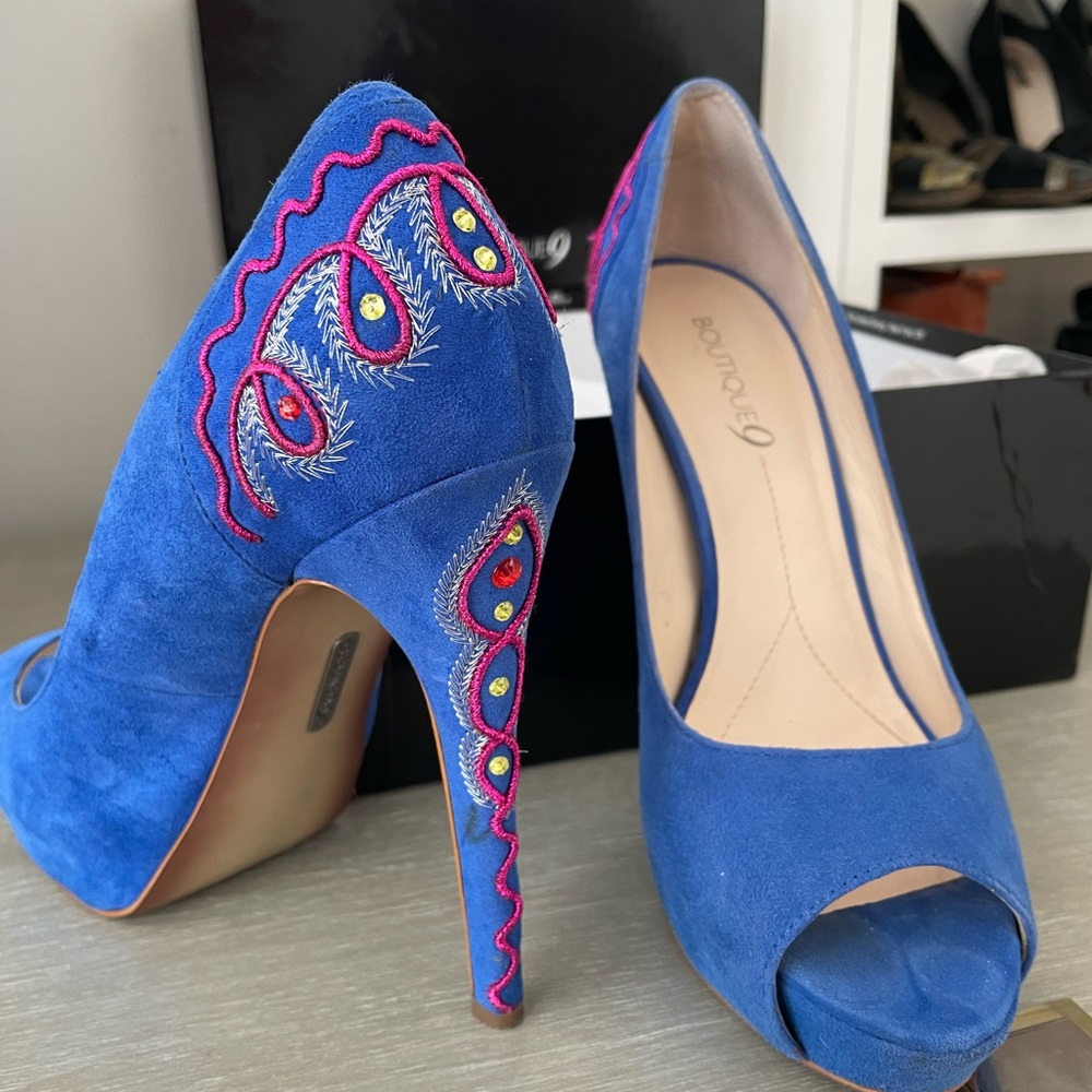 Boutique 9 blue suede peep toe embroidered pumps